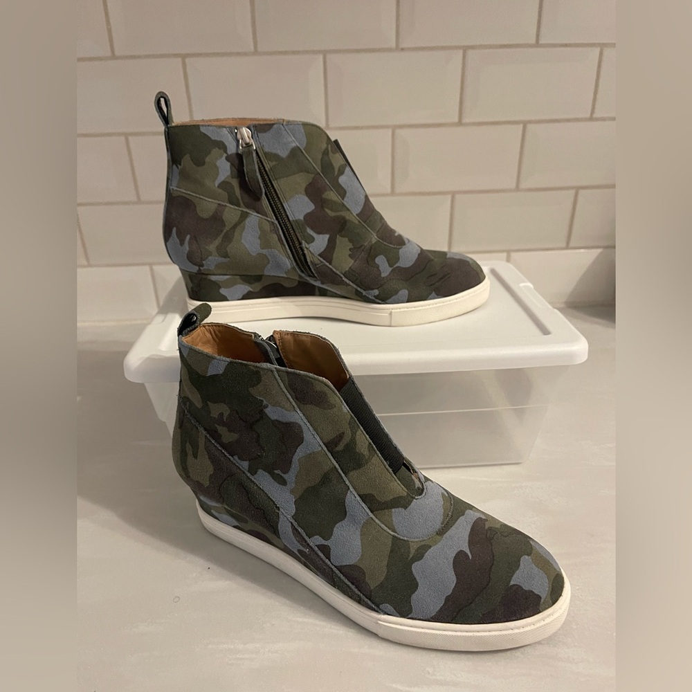 Lines Paola Anna Suede Green Camo Wedge Bootie Sneakers Size 8